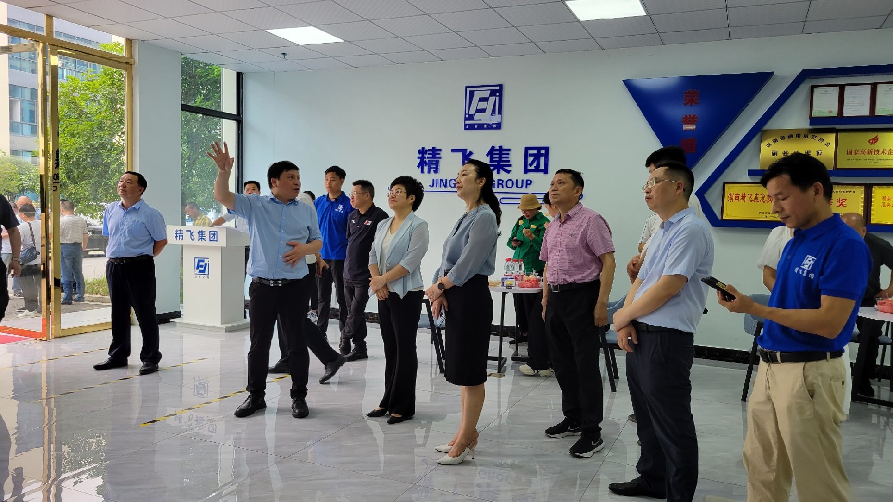 婁底市委常委、副市長謝學(xué)龍率隊(duì)蒞臨精飛集團(tuán)調(diào)研數(shù)字化轉(zhuǎn)型